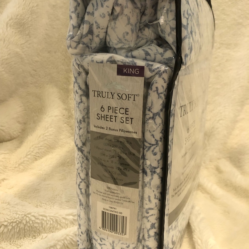 6-piece king sized sheet set blue & white
